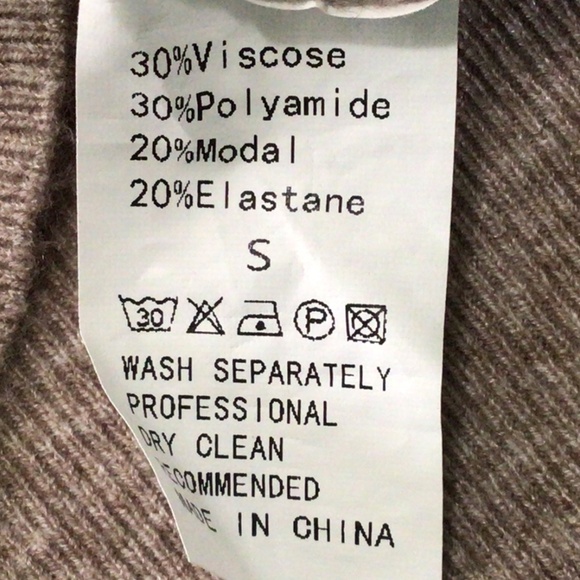 NWOT - Women’s Sweater - Picture 3 of 3